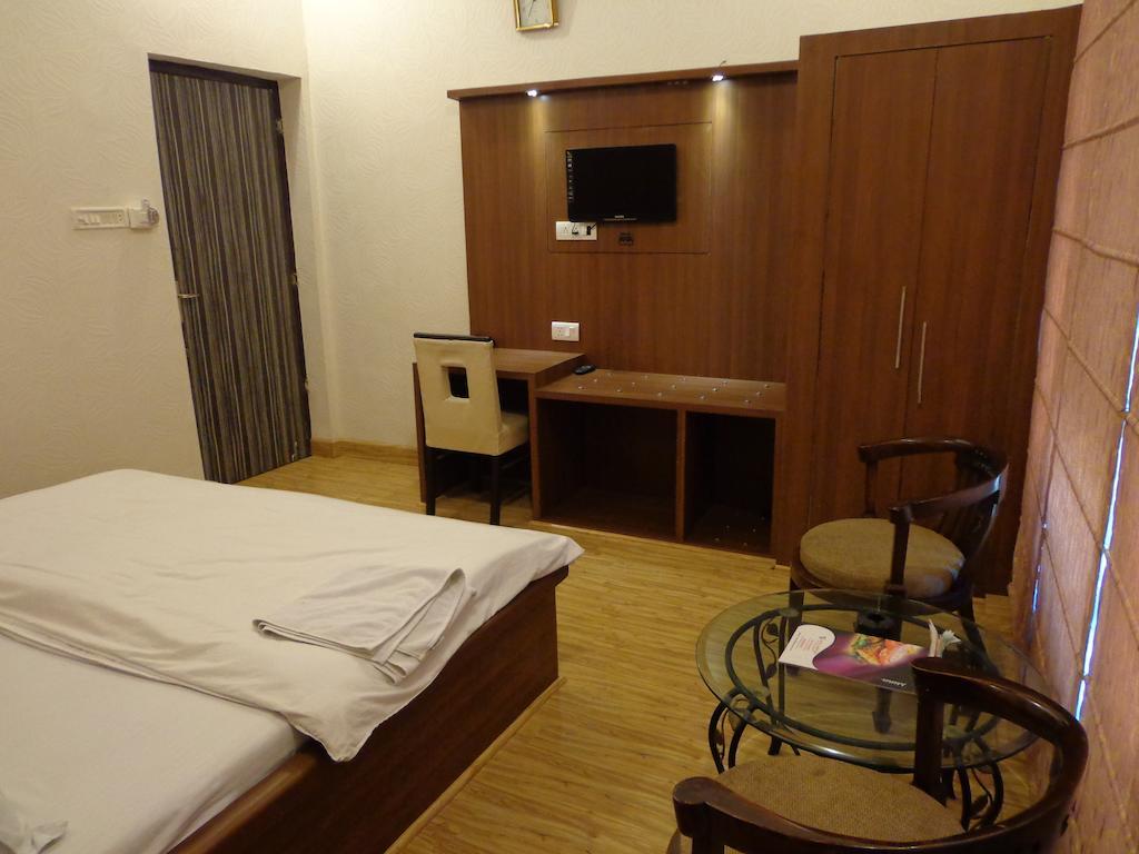 Aashyana Hotel Алвар Екстериор снимка